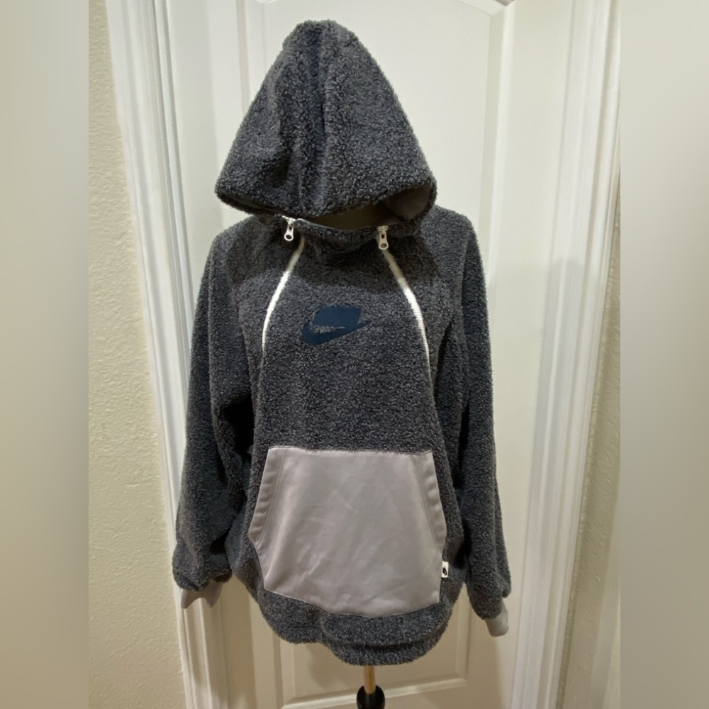 NIKE WOMEN’S SHERPA PULLOVER HOODIE SWEATSHIRT Grey light grey  M SPORTSWEAR